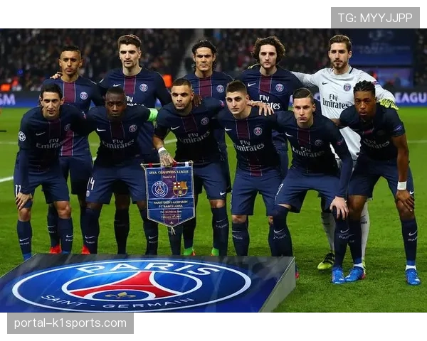 巴黎圣日耳曼替补席庆祝进球，团队氛围融洽